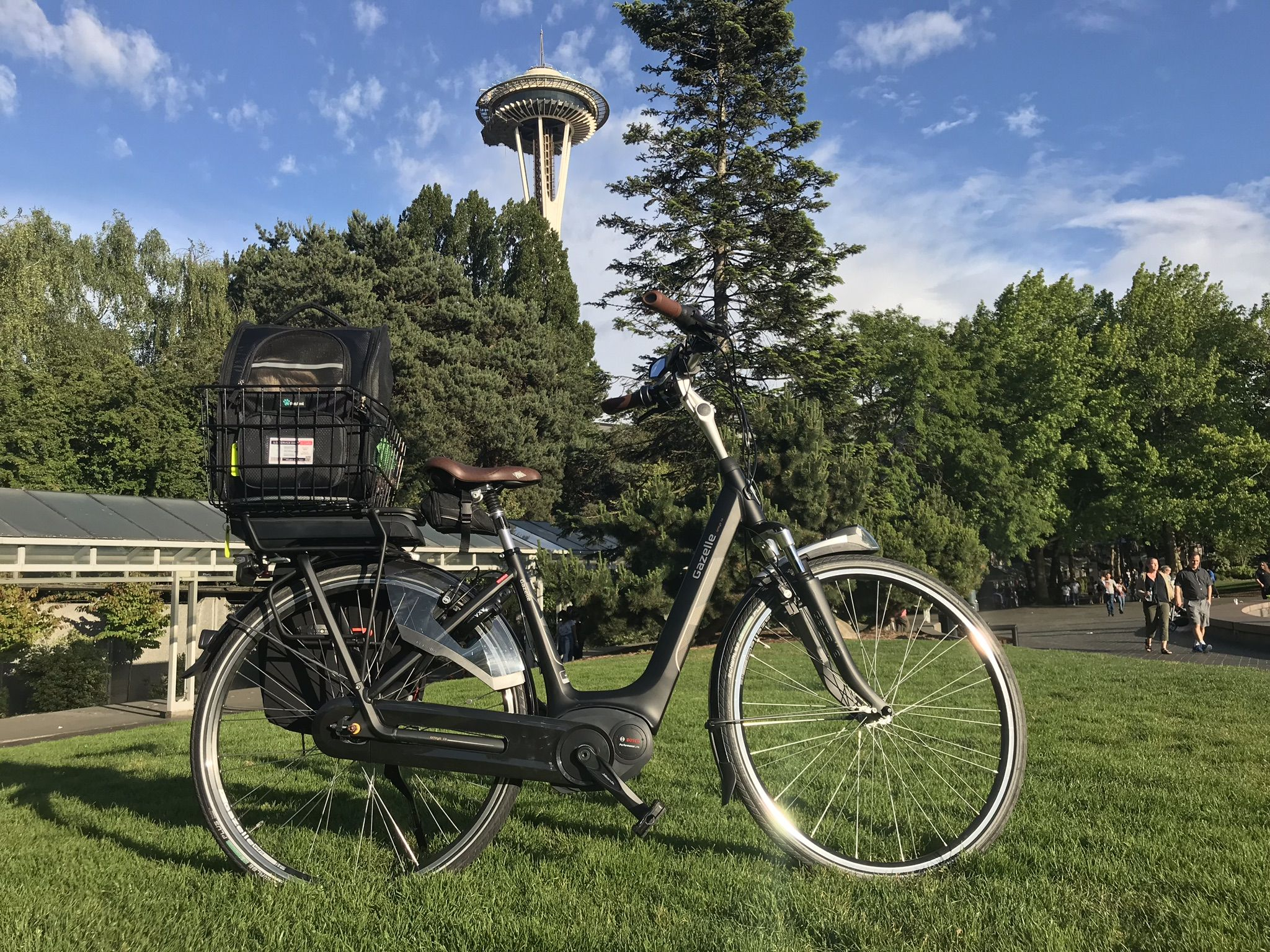 Gazelle Arroyo C8 HMB Electric Bike At The Seattle Center Space Needle 