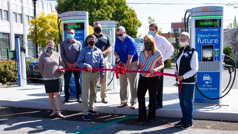 Pacific Power Klamath Falls Leaders Celebrate EV Fast charging Station